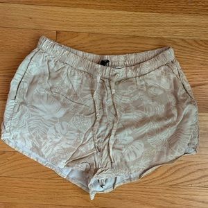 H&M beige print shorts